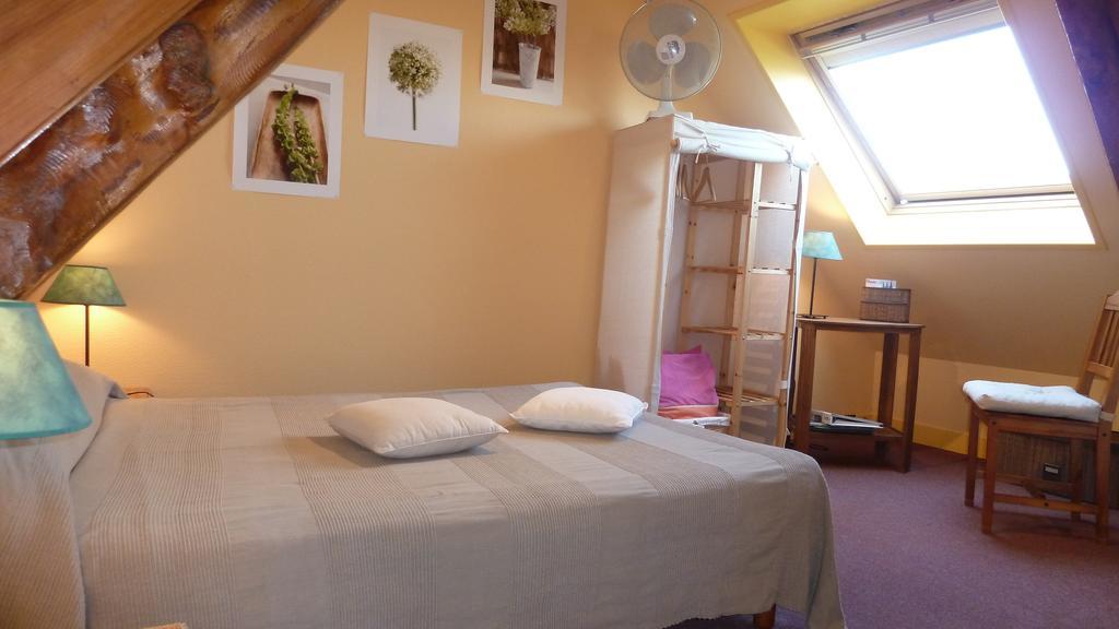 Bed and Breakfast Les Volets Bleus Saint-Martin-des-Entrees Номер фото